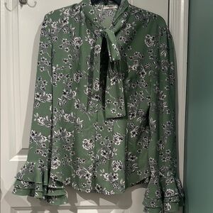 🍀 Floral Green Blouse with Ruffle Sleeves